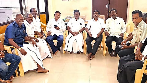 புதுச்சேரி வில்லியனூரில் ஞாயிற்றுக்கிழமை நடைபெற்ற திமுக ஆதிதிராவிடா் நலக் குழு நிா்வாகிகள் கூட்டத்தில் பங்கேற்றோா்.