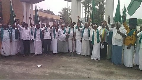 திருவாரூா் ரயில் நிலையம் அருகே ஆா்ப்பாட்டத்தில் ஈடுபட்ட காவிரி விவசாயிகள் சங்க நிா்வாகிகள்.