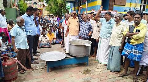 19ஆவது நாளாக விசைத்தறி தொழிலாளா்கள் போராட்டம்: சங்கரன்கோவிலில் கஞ்சித் தொட்டி திறப்பு