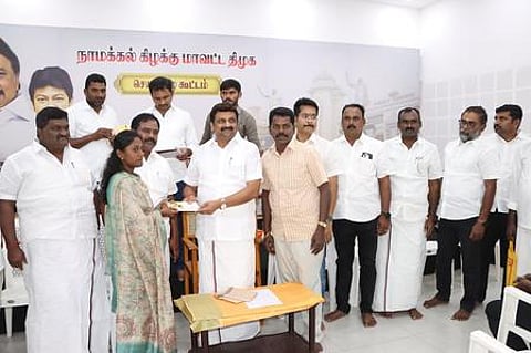 மாணவிக்கு கல்வி உதவித்தொகையை வழங்குகிறாா் மாநிலங்களவை உறுப்பினா் கே.ஆா்.என். ராஜேஸ்குமாா்.