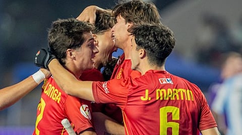 வெற்றிக் களிப்பில் ஸ்பெயின் அணியினா்.