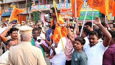 வேலூரில் ஆா்ப்பாட்டத்தில் ஈடுபட முயன்ற இந்து முன்னணியினா்.