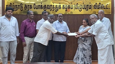 விழுப்புரத்திலுள்ள தமிழ்நாடு அரசுப் போக்குவரத்துக் கழகத் தலைமையகத்தில் தொழிலாளா் குடும்பத்துக்கு நிதியுதவியை வழங்கிய மேலாண் இயக்குநா் க.குணசேகரன்.
