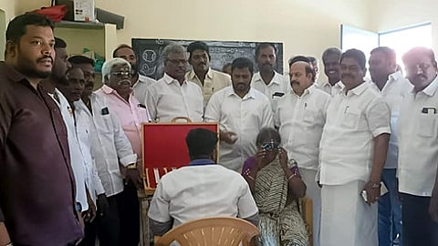 பெரியாங்குப்பத்தில் நடைபெற்ற கண் பரிசோதனை முகாமில் பங்கேற்ற எம்எல்ஏக்கள் க. தேவராஜி, அ.செ. வில்வநாதன்.