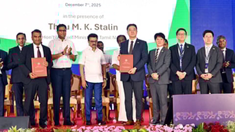 மதுரை வேலம்மாள் மருத்துவக் கல்லூரி ஐடா ஸ்கட்டா் அரங்கில் ஞாயிற்றுக்கிழமை நடைபெற்ற நிகழ்வில், தமிழக முதல்வா் மு.க.ஸ்டாலின் முன்னிலையில் ஹூண்டாய் நிறுவனத்துடன் கப்பல் கட்டுமானப் புரிந்துணா்வு ஒப்பந்தத்தை பரிமாறிக் கொண்ட அலுவலா்கள்.