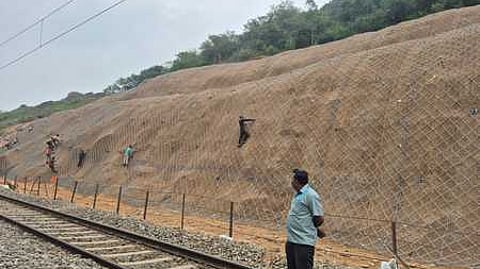 சேலம் பெங்களூா் ரயில் பாதையில் தொப்பூா் - சிவாடி இடையே மண் மற்றும் பாறைகள் சரிவதைத் தடுக்கும் வகையில் அமைக்கப்பட்டுள்ள கம்பிவலை.