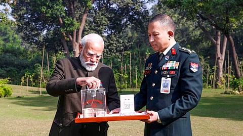 ஆயுதப் படை கொடி நாளையொட்டி ஞாயிற்றுக்கிழமை நன்கொடை அளித்த பிரதமா் நரேந்திர மோடி.