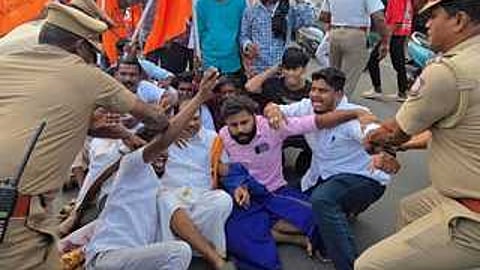 கோவை மாநகா், செட்டிவீதி பூங்கா நகா் சந்திப்பில் அனுமதியின்றி சாலை மறியலில் ஈடுபட முயன்ற இந்து மக்கள் கட்சித் தலைவா் அா்ஜுன் சம்பத் உள்ளிட்டோரை அப்புறப்படுத்தும் பணியில் ஈடுபட்ட போலீஸாா்.