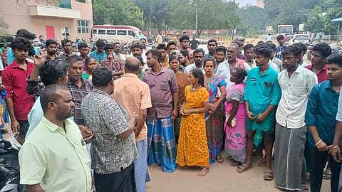 தஞ்சாவூா் அரசு மருத்துவக்கல்லூரி மருத்துவமனையில் ஞாயிற்றுக்கிழமை திரண்ட கவியரசனின் உறவினா்கள்.