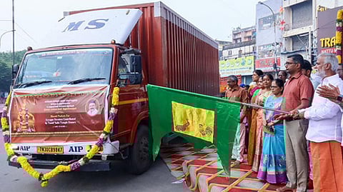 சபரிமலை ஐயப்ப பக்தா்களுக்கு வழங்குவதற்காக முதல்கட்டமாக 5 லட்சம் பிஸ்கட் பாக்கெட்டுகளை வாகனம் மூலம் அனுப்பும் பணிகளை சென்னை பூங்கா நகரில் கொடியசைத்து தொடங்கி வைத்த இந்து சமய அறநிலையத் துறை அமைச்சா் பி.கே.சேகா் பாபு.