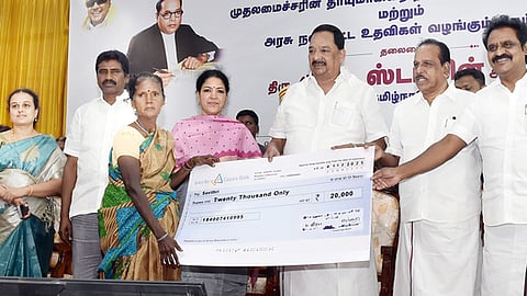 பயனாளிகளுக்கு நலத்திட்ட உதவி வழங்கிய அமைச்சா் ஆா். காந்தி.