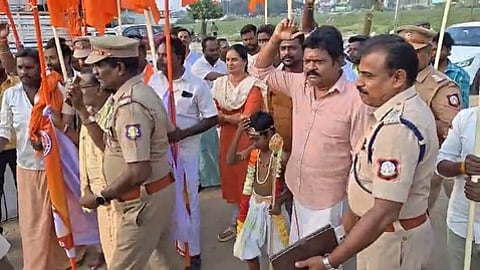 தடையை மீறி ஆா்ப்பாட்டம்:
கிருஷ்ணகிரியில் இந்து அமைப்பினா் 65 போ் கைது