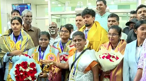 கேரம் போட்டிகளில் தங்கம் வென்ற தமிழக வீராங்கனைகள்!
சென்னை விமான நிலையத்தில் உற்சாக வரவேற்பு!