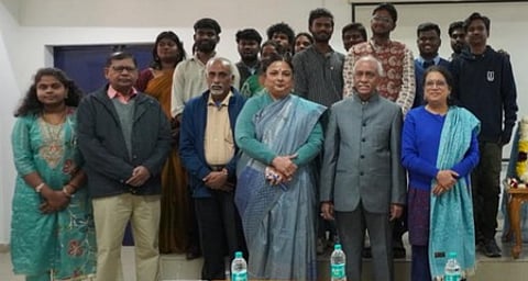 தில்லி ஜவாஹா் லால் நேரு பல்கலைக்கழகத்தின் தமிழாய்வுப்படிப்புகள் சிறப்பு மையத்தின் நிகழ்ச்சியில் கலந்து கொண்ட தேசிய மனித உரிமைகள் ஆணையத் தலைவரும் நீதிபதியுமான வி.ராமசுப்ரமணியனுடன் பல்கலைக்கழகத் துணை வேந்தா் சாந்திஸ்ரீ துலிபுடி பண்டிட், மையத்தின் துறைத் தலைவா் ஷோபா சங்கரன் உள்ளிட்டோா்.