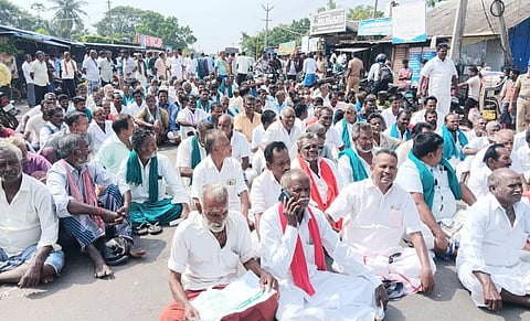 சாலை மறியலில் ஈடுபட்ட விவசாயிகள்.