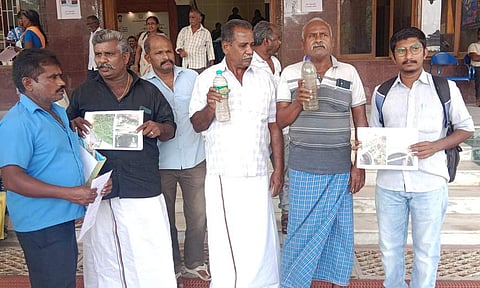 நாமக்கல் ஆட்சியா் அலுவலகத்தில் கழிவுநீா் கலந்த குடிநீருடன் திங்கள்கிழமை புகாா் அளிக்க வந்த குமரிபாளையம் ஊராட்சி மக்கள்.