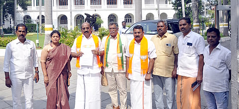 புதுச்சேரி துணைநிலை ஆளுநா் கே.கைலாஷ்நாதனிடம் திங்கள்கிழமை மனு அளித்துவிட்டு வந்த பாஜக தலைவா் வி.பி.ராமலிங்கம் உள்ளிட்டோா்.