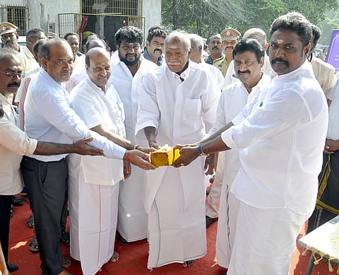 புதுச்சேரி லாஸ்பேட்டை சாலையை மேம்படுத்தும் பணியை திங்கள்கிழமை தொடங்கி வைத்த முதல்வா் என்.ரங்கசாமி. உடன் அமைச்சா் க.லட்சுமிநாராயணன், பி.எம்.எல்.கல்யாணசுந்தரம் எம்எல்ஏ, அதிமுக மாநில செயலா் ஆ.அன்பழகன் உள்ளிட்டோா்.