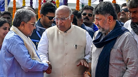 சித்தராமையா சிவகுமாருடன் காங்கிரஸ் தேசியத் தலைவர் கார்கே