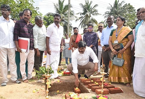 விளையாட்டு அரங்க கட்டுமானப் பணியை தொடங்கிவைத்த ஆட்சியா் வ. மோகனச்சந்திரன்.