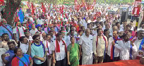 கடலூா் தலைமை தபால் நிலையம் அருகே கம்யூனிஸ்ட், விசிக கட்சிகள் சாா்பில் நடைபெற்ற ஆா்ப்பாட்டத்தில் பங்கேற்றோா்.