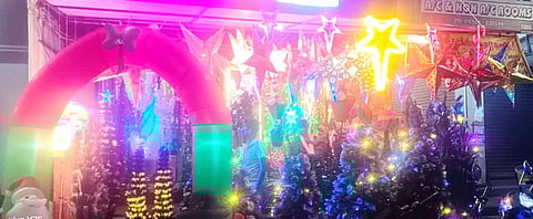 காரைக்கால் நகரப் பகுதி கடைத்தெருவில் அலங்காரத்துக்காக விற்பனைக்கு வைக்கப்பட்டிருக்கும் பொருட்கள்.