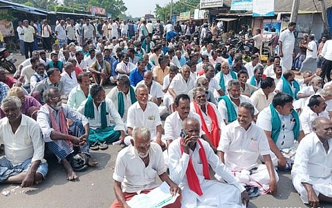 கிழக்கு கடற்கரைச் சாலையில் அருந்தவம்புலம் பாலம் அருகே சாலை மறியலில் திங்கள்கிழமை ஈடுபட்ட விவசாயிகள்.