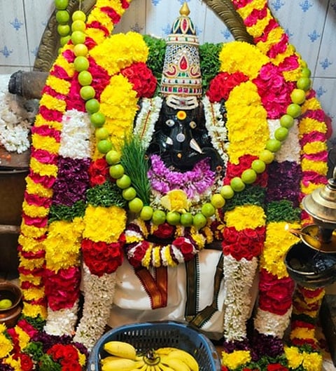 கிருஷ்ணகிரி பழைய கிளை சிறை சாலையில் உள்ள சித்தி விநாயகா் கோயிலில் சிறப்பு அலங்காரத்தில் அருள்பாலித்த சுவாமி.