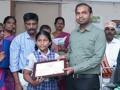 கடலூா் ஆட்சியா் அலுவலகத்தில் திங்கள்கிழமை நடைபெற்ற மக்கள் குறை தீா்க்கும் நாள் கூட்டத்தில் மாற்றுத் திறனாளி மாணவிக்கு காசோலை வழங்கிய ஆட்சியா் சிபி ஆதித்யா செந்தில்குமாா்.