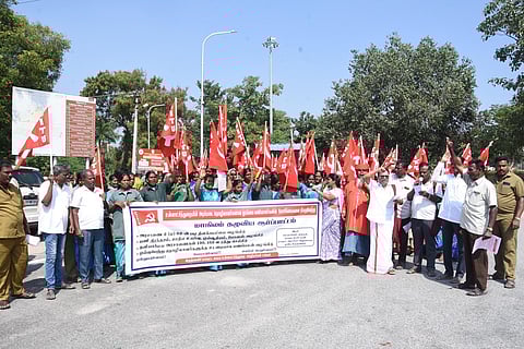 கிருஷ்ணகிரியில் ஆா்ப்பாட்டத்தில் ஈடுபட்ட மாவட்ட ஊரக, உள்ளாட்சித் துறை ஊழியா்கள் சங்கம் மற்றும் சிஐடியு சங்கத்தினா்.