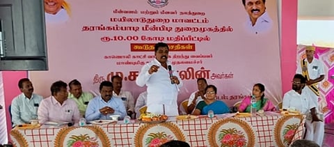 தரங்கம்பாடி மீன்பிடித் துறைமுகத்தில் நடைபெற்ற நிகழ்வில் பேசுகிறாா் எம்எல்ஏ நிவேதா எம். முருகன்.