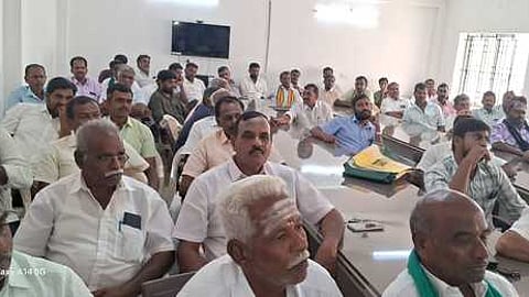 காத்திருப்புப் போராட்டத்தில் ஈடுபட்ட கிராம மக்கள்.