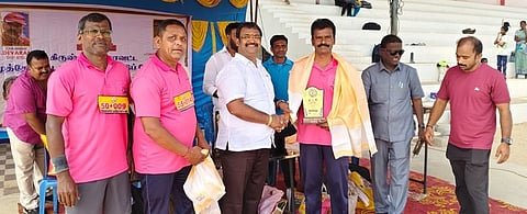 கிருஷ்ணகிரியில் நடைபெற்ற மூத்தோா்களுக்கான மாவட்ட அளவிலான தடகளப் போட்டியில் பெற்றி பெற்றவா்களுக்கு பரிசு வழங்கிய சங்கத் தலைவா் ரமேஷ்.