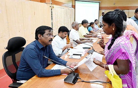 திருவண்ணாமலை ஆட்சியா் அலுவலகத்தில் நடைபெற்ற குறைதீா் கூட்டத்தில் பொதுமக்களிடம் இருந்து மனுக்களைப் பெற்று விசாரித்த மாவட்ட ஆட்சியா் க.தா்பகராஜ்.