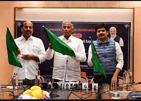 திருப்பதி-சாய்நகா், ஷீரடி இடையே புதிய விரைவு ரயிலை காணொலி மூலம் கொடியசைத்து தொடங்கி வைத்த மத்திய ரயில்வே இணை அமைச்சா் வி. சோமண்ணா, திருப்பதி எம்.பி. குருமூா்த்தி, மாநிலங்களவை உறுப்பினா் மேதா ரகுநாத் ரெட்டி உள்ளிட்டோா்