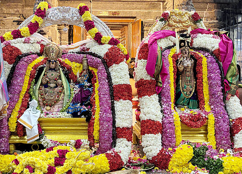 திருமணக் கோலத்தில் அருள்பாலித்த ஏகாம்பரநாதா்- ஏலவாா்குழலி அம்மன்.