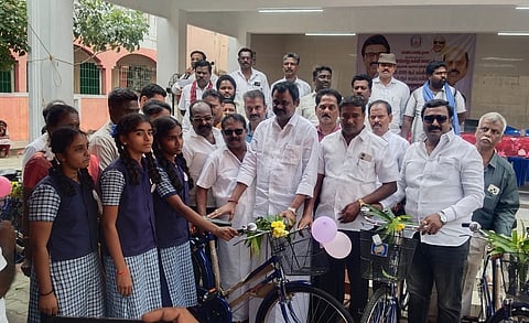 விழாவில் மாணவிகளுக்கு விலையில்லா சைக்கிள்களை வழங்கிய எஸ்.அம்பேத்குமாா் எம்எல்ஏ.