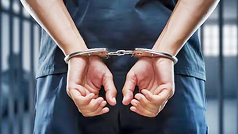 நொய்டா: போலி கால் சென்டா் மூலம் இணையவழி சூதாட்ட மோசடி! இருவா் கைது!