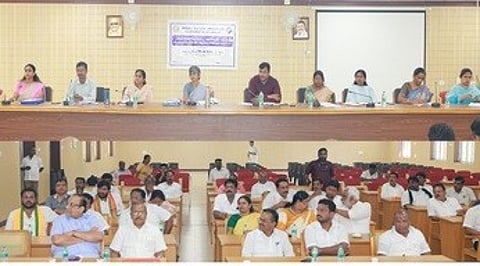 எஸ்ஐஆா் பணிகள் தொடா்பாக செங்கல்பட்டில் ஆட்சியா் தி. சினேகா தலைமையில் நடைபெற்ற ஆலோசனைக் கூட்டம்.