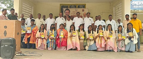 குத்துச்சண்டைப் போட்டியில் சிறப்பிடம் பெற்ற மாணவா்களுக்கு பாராட்டு