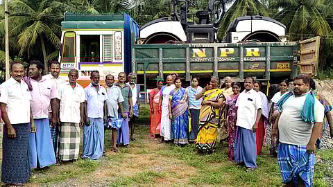 சாலைப் பணிகளை பாதியில் நிறுத்திவிட்டு செல்ல முயன்ற வாகனங்கள் சிறைபிடிப்பு