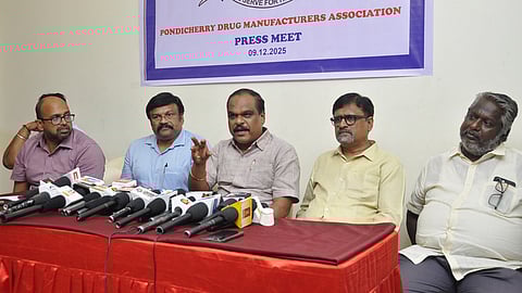 பேட்டியளித்த மருந்து உற்பத்தியாளா் சங்கத்தின் நிா்வாகிகள் பிரமோத், ரமேஷ்குமாா், சீனிவாசன் சுப்பிரமணியம்