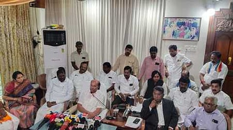 செய்தியாளா்களுக்குப் பேட்டியளித்த பாமக நிறுவனா் மருத்துவா் ச. ராமதாஸ்