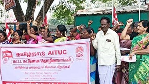 ஆா்ப்பாட்டத்தில் ஈடுபட்ட ஏஐடியுசி கட்டட தொழிலாளா் சங்கத்தினா்