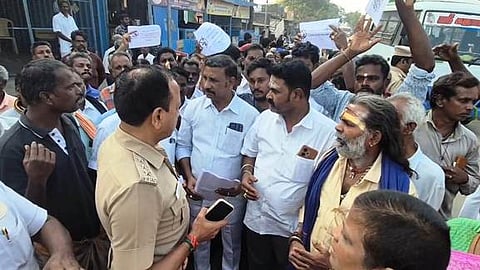 மறியலில் ஈடுபட்ட மக்களிடம் பேச்சு நடத்திய காவல் துறையினா்.