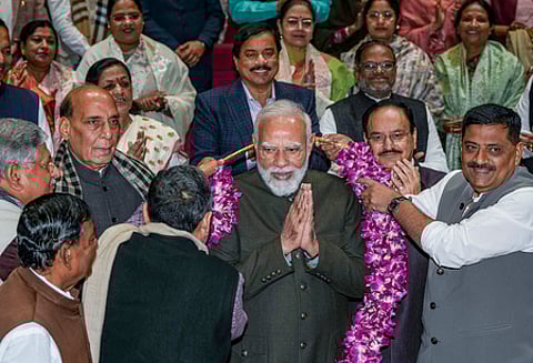 தேசிய ஜனநாயக கூட்டணி எம்.பி.க்கள் கூட்டத்தின்போது பிகாா் பேரவைத் தோ்தல் வெற்றிக்காக பிரதமா் நரேந்திர மோடியைப் பாராட்டிய எம்.பி.க்கள்.