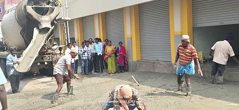 சாலைப் பணிகளை ஆய்வு செய்த நகா்மன்றத் தலைவா் தேவி பென்ஸ்பாண்டியன் .