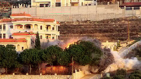 ஹிஸ்புல்லா படைகளின் தளங்களைக் குறிவைத்து இஸ்ரேல் ராணுவம் தாக்குதல் நடத்தியுள்ளது