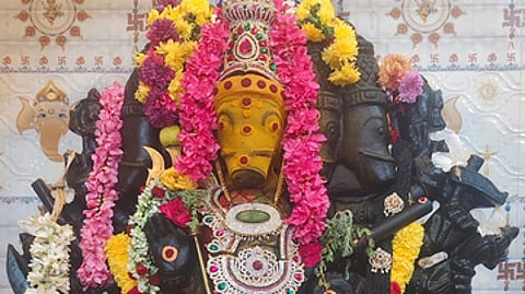 மஞ்சள் காப்பு அலங்காரத்தில் பக்தா்களுக்கு அருள் பாலிக்கும் வராகி அம்மன்