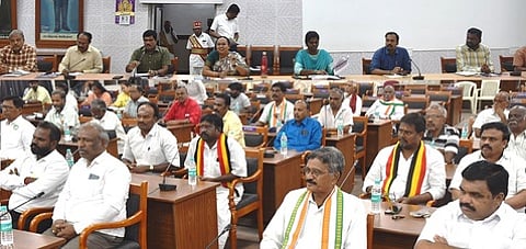 கூட்டத்தில் பேசிய வேலூா் ஆட்சியா் வி.ஆா்.சுப்புலட்சுமி. உடன், மாவட்ட வருவாய் அலுவலா் மா.சிவசுப்பிரமணியன், வாக்காளா் பதிவு அலுவலா்கள்.